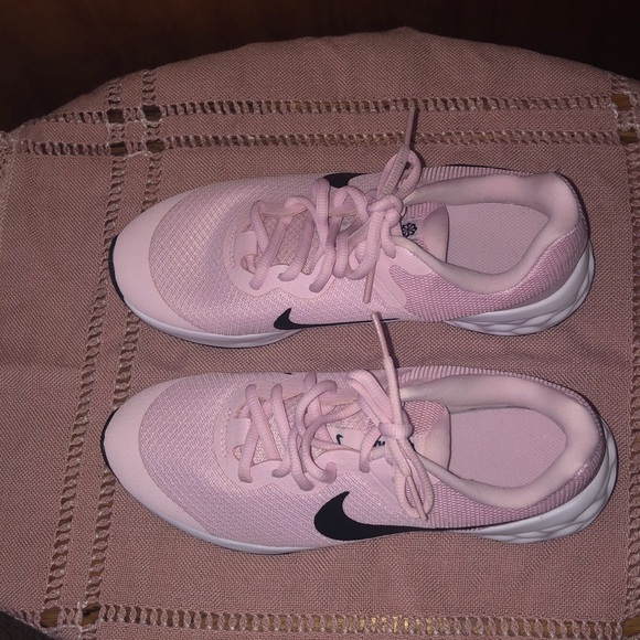 Nike Women's Pink Running Shoes - Picture 2 of 4